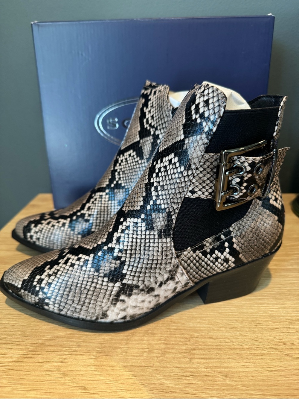 Scoop Braylen Gore Buckle Snakeskin Ankle Booties Women’s 7.5 NWT